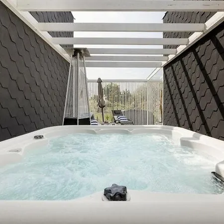 House With A Terrace, Whirlpool, *